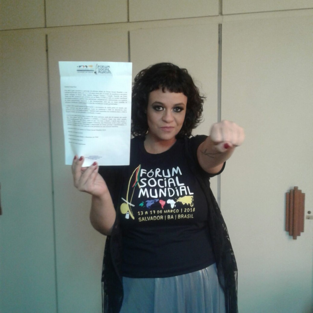Foto de Tulipa Ruiz com carta convite na mão