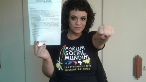 Foto de Tulipa Ruiz com carta convite na mão