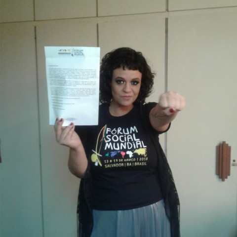 Foto de Tulipa Ruiz com carta convite na mão