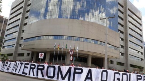 Faixa contra o golpe no Brasil - Faixa colocada em frente ao Tribunal que julgará Lula dia 24 de Janeiro diz: interrompa o golpe