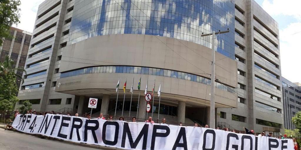 Faixa contra o golpe no Brasil - Faixa colocada em frente ao Tribunal que julgará Lula dia 24 de Janeiro diz: interrompa o golpe