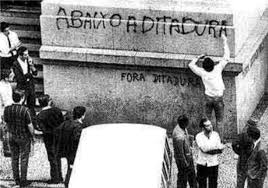 Foto Antiga de ativistas pichando Fora a Ditadura durante o Regime Militar
