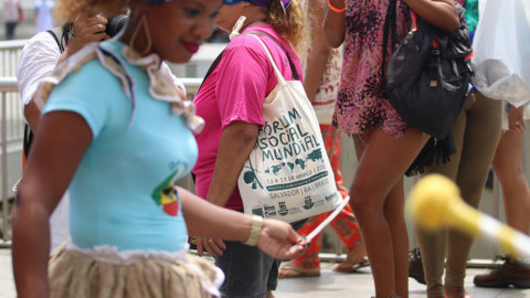 Na Marcha por Marielle, manifestante carrega sacola com logo do FSM 2018