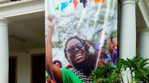 Foto de um grande cartaz do FSM na entrada do prédio da Reitoria da UFBA