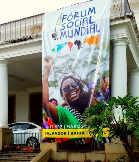 Foto de um grande cartaz do FSM na entrada do prédio da Reitoria da UFBA