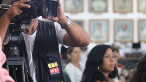 Câmera durante coletiva de imprensa. Foto: Dêja Chagas