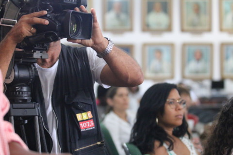 Câmera durante coletiva de imprensa. Foto: Dêja Chagas
