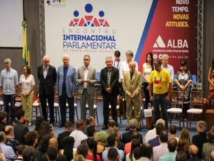 Foto geral do Encontro, com parlamentares em pe no palco