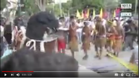 Indio de costas, voltado para a marcha, ao fundo
