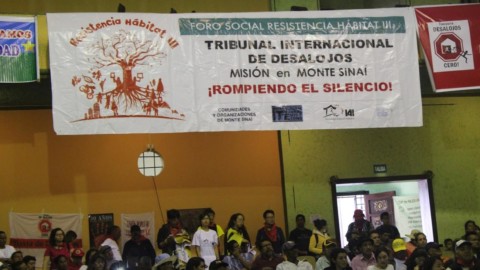 Faixa contra despejos em Quito, usada em evento de 2016