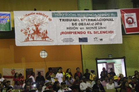 Faixa contra despejos em Quito, usada em evento de 2016