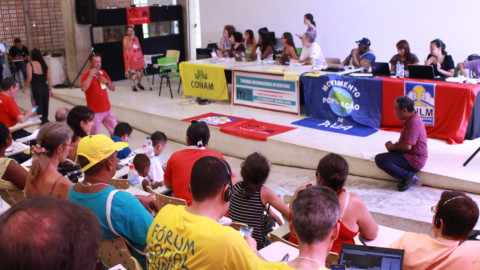 Imagem geral da mesa de debates e publico