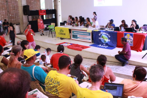 Imagem geral da mesa de debates e publico