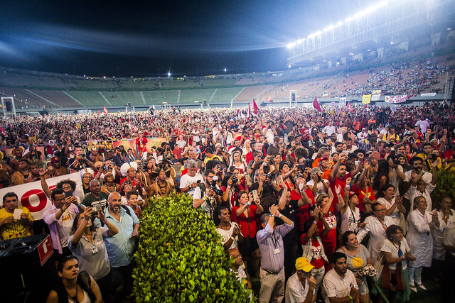 Imágem do público na Assembleia das Democracias, Estádio Pituação, no FSM 2018